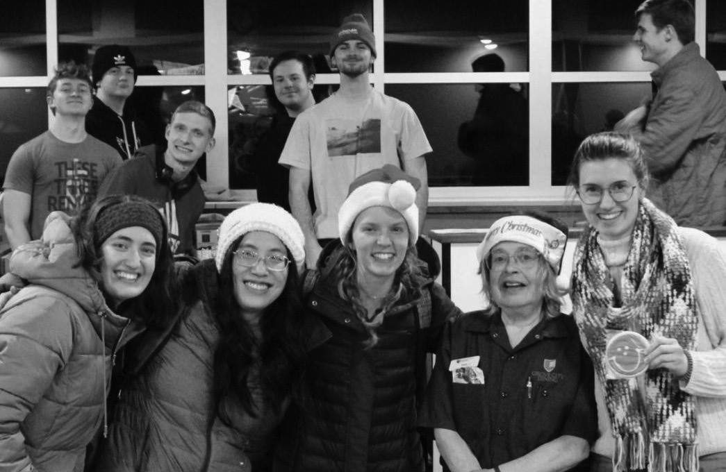 Students pose with beloved Schaefer in Hicks Dining Hall.