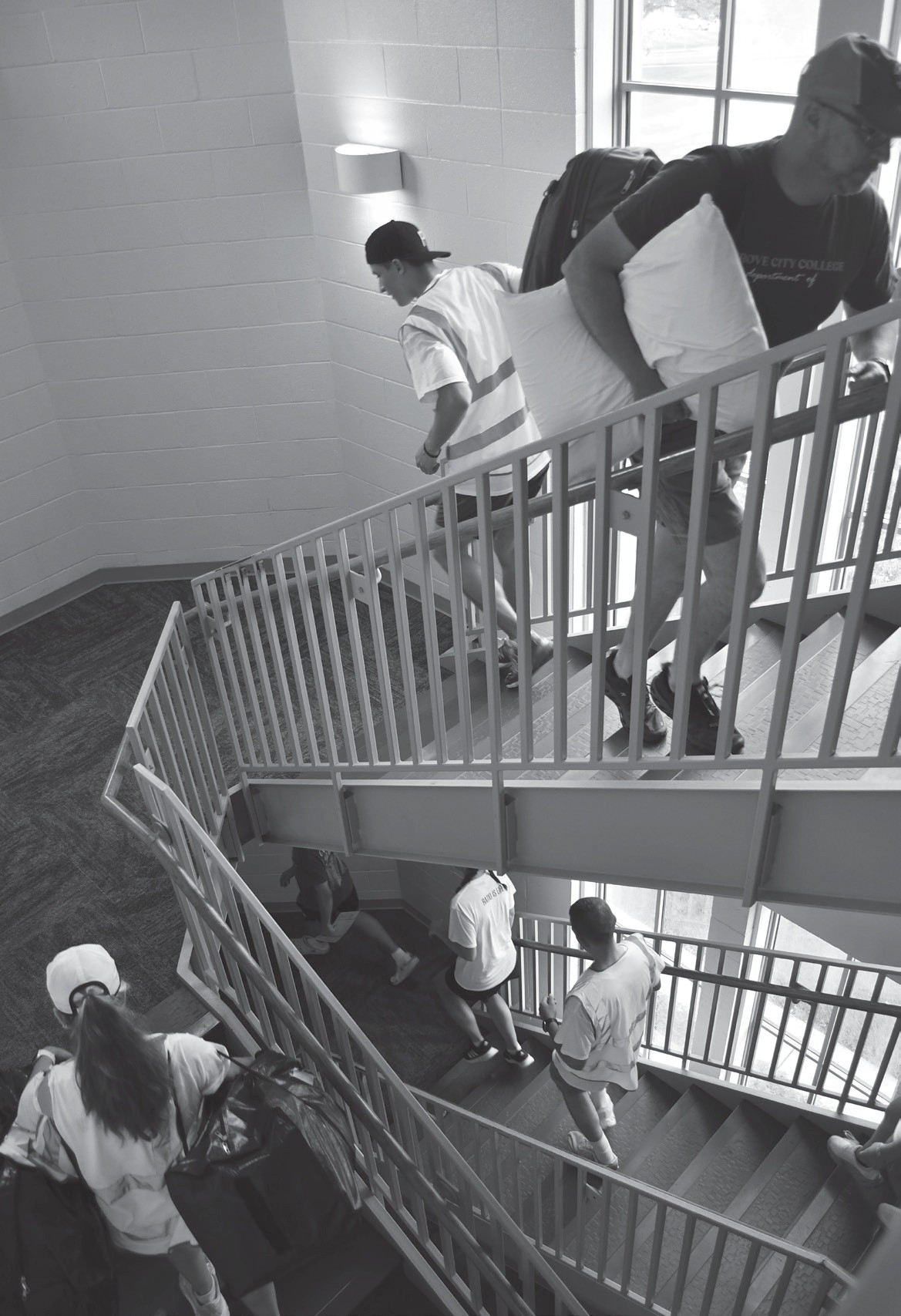 Orientation Board sudents move freshmen into Memorial Hall